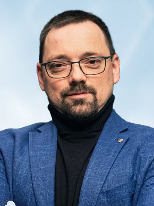 Дмитрий Служеникин